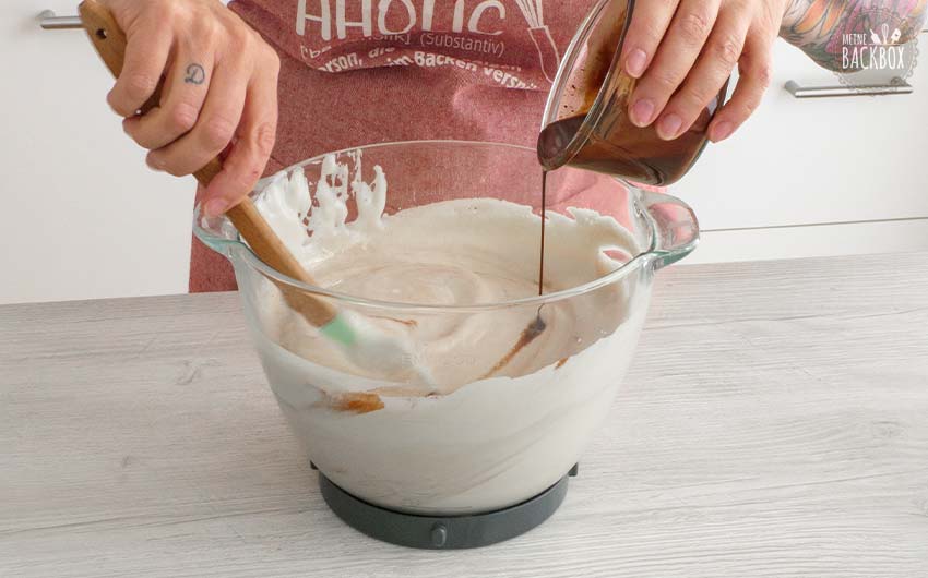 Bleeding Heart Cake Rezept: Schokobutter einfließen lassen