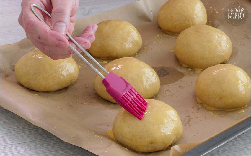 Mac & Cheese Milk Buns Rezept: Mit Eistreiche bestreichen