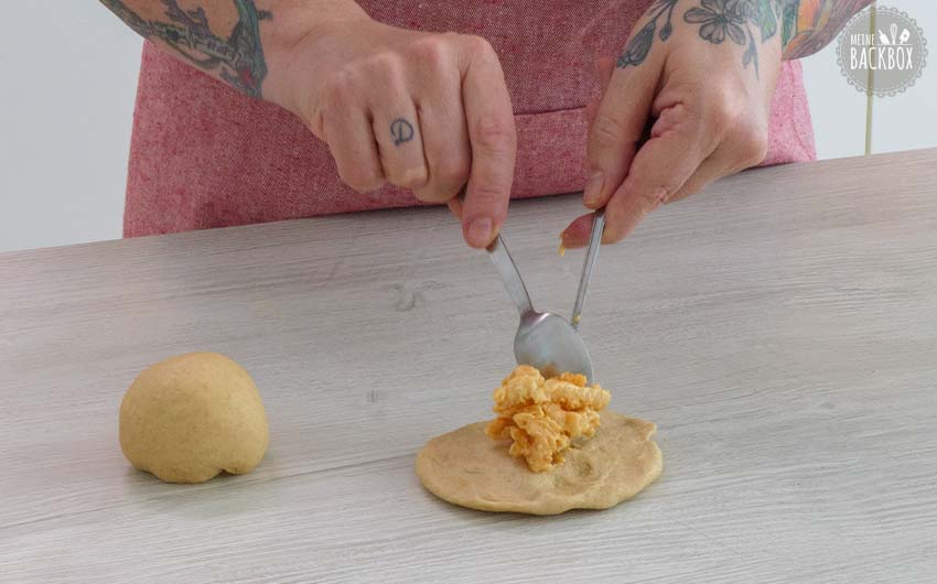 Mac & Cheese Milk Buns Rezept: Teig mit Pasta füllen