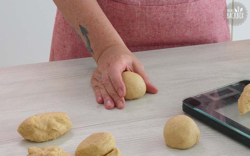 Mac & Cheese Milk Buns Rezept: Teig zur Kugel rollen