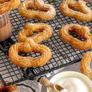 Pumpkin Spice-Churros mit Macadamia-Cookie-Schokosoße