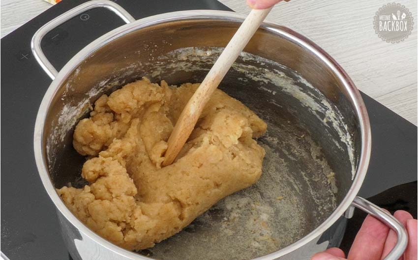 Mac & Cheese Milk Buns Rezept: Brandteig abbrennen