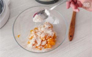 Rührkuchen mit Nussbaiser Rezept: Mandarinen in Mehl wälzen