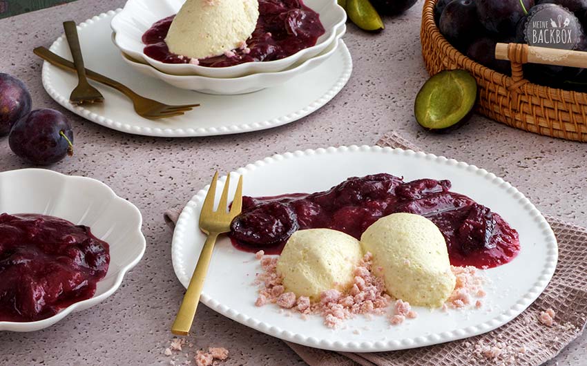 Luftige Vanillemousse mit Zwetschgenkompott