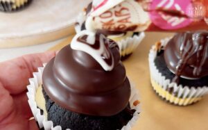 Schaumkuss-Cupcakes Rezept: Cupcakes mit Glasur dekorieren