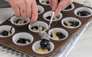Schaumkuss-Cupcakes Rezept: Teige in Muffinförmchen füllen