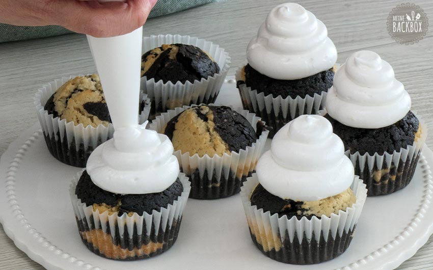 Schaumkuss-Cupcakes Rezept: Schaumkussmasse aufspritzen