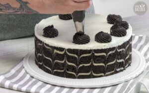 Black & White Wickeltorte Rezept: Torte mit Creme dekorieren