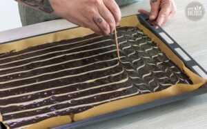 Black & White Wickeltorte Rezept: Muster durch Teig ziehen