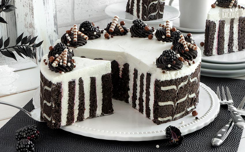 Meine Backbox X Dr. Oetker Backbox: Black & White Wickeltorte mit hübschem Muster