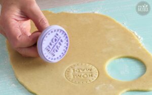 Gefüllte Stempelplätzchen Rezept – Stempel in Teig prägen