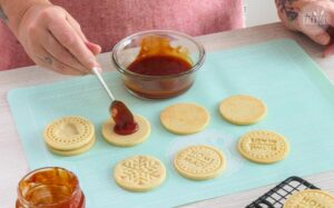 Gefüllte Stempelplätzchen Rezept – Hagebutten-Konfitüre auf Plätzchenhälfte verteilen