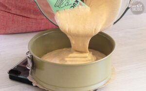 Eiskristall-Torte mit Apfel-Zimt-Füllung Rezept – Teig in Backform füllen