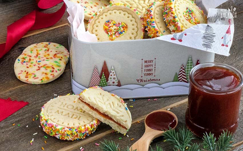 Gefüllte Stempelplätzchen aus Sablé-Teig mit Hagebutte und bunten Schokostreusel