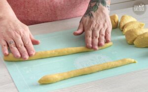 Italienische Struffoli Rezept – Jedes Teigstück zu einem Strang rollen
