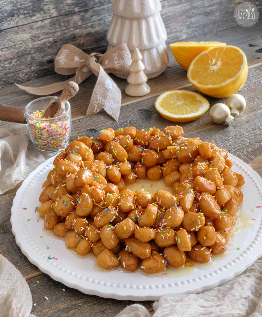 Italienische Struffoli mit bunten Schokostreusel