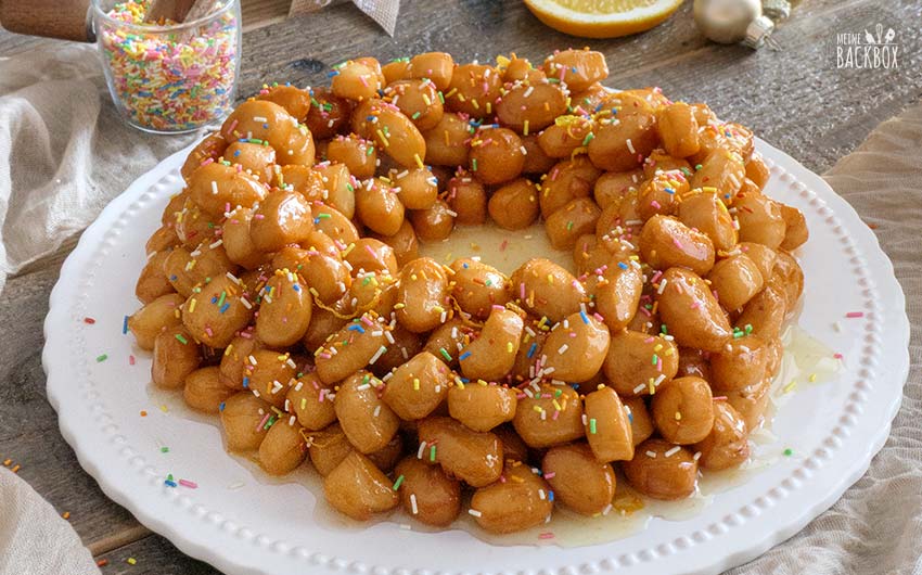Italienische Struffoli mit bunten Schokostreusel