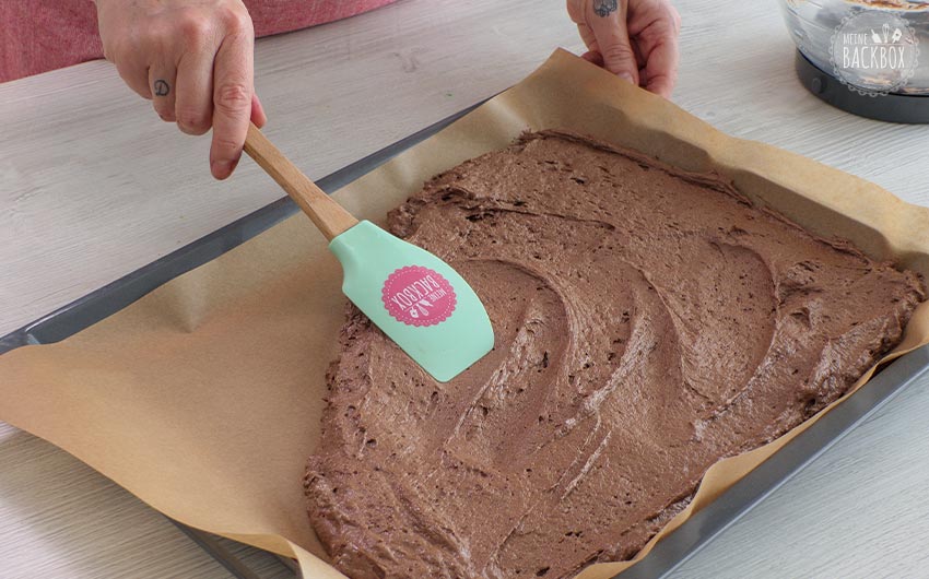 Omas Gewürzkuchen Rezept – Teig auf dem Backblech glatt verstreichen