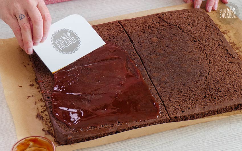 Omas Gewürzkuchen Rezept – Konfitüre auf eine Kuchenhälfte aufstreichen