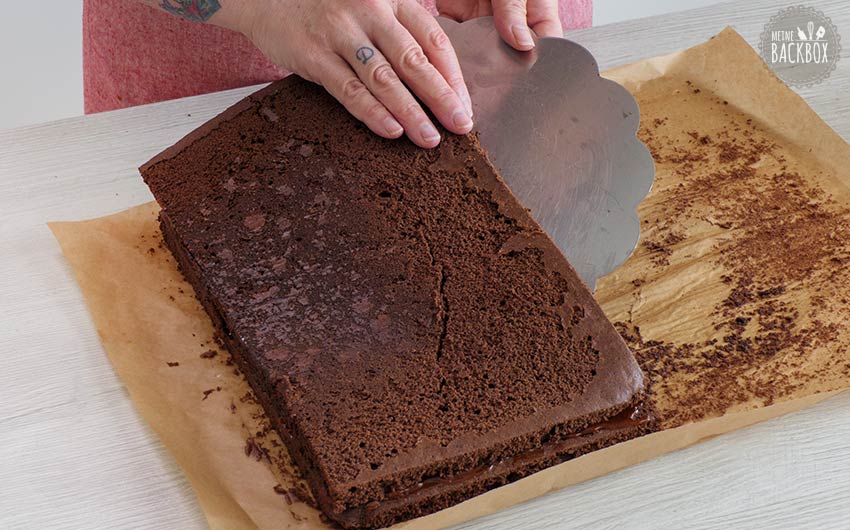 Omas Gewürzkuchen Rezept – Andere Kuchenhälfte auf bestrichene Hälfte legen