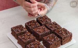 Omas Gewürzkuchen Rezept – Mit Kuvertüre im Spritzbeutel auf jedes Stück einen Stern aufmalen