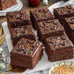 Omas Gewürzkuchen mit Hagebutten-Konfitüre