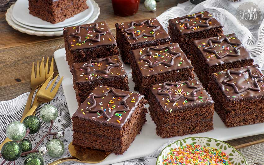 Omas Gewürzkuchen mit Hagebutten-Konfitüre