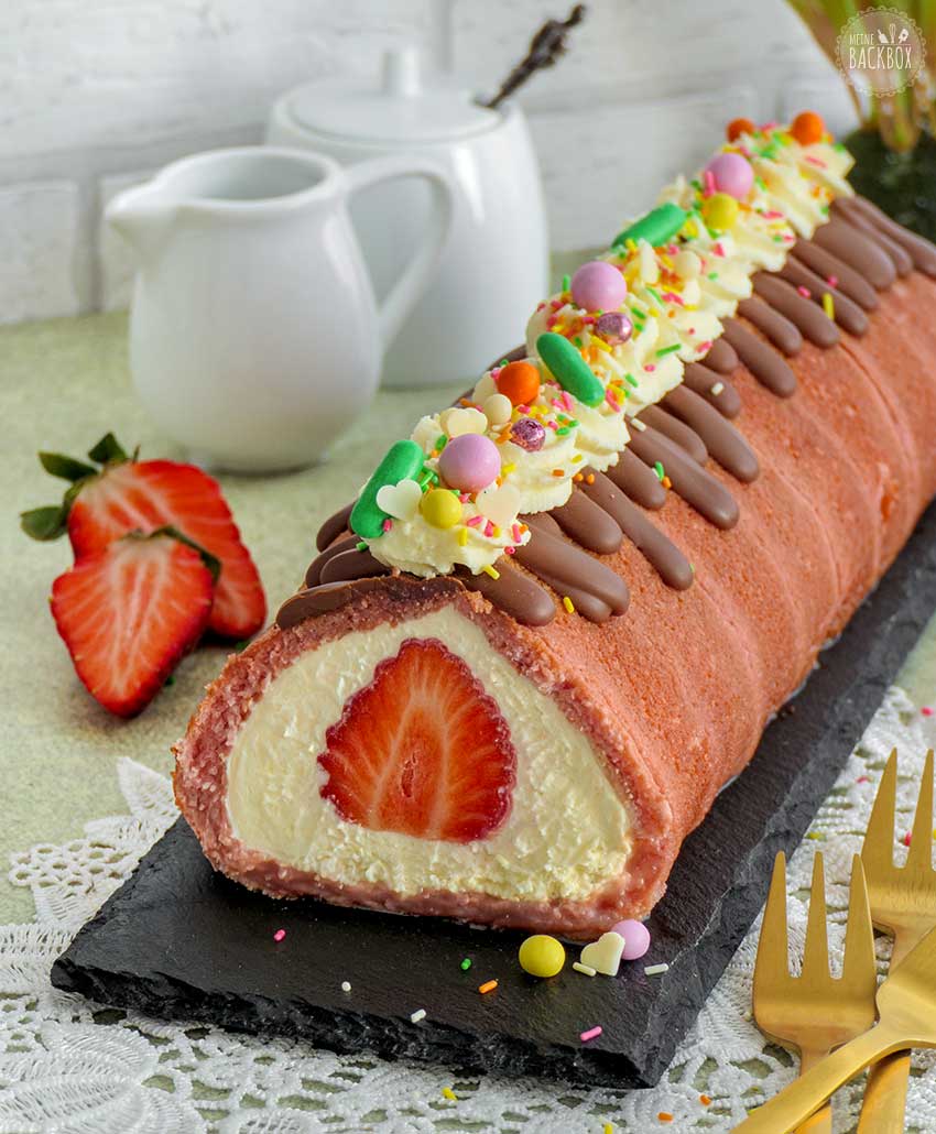 Erdbeer Tiramisurolle mit Schoko-Drip