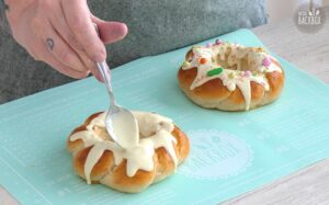 Hefeteig Osternester Rezept: Drip aus weißer Kuvertüre auftragen