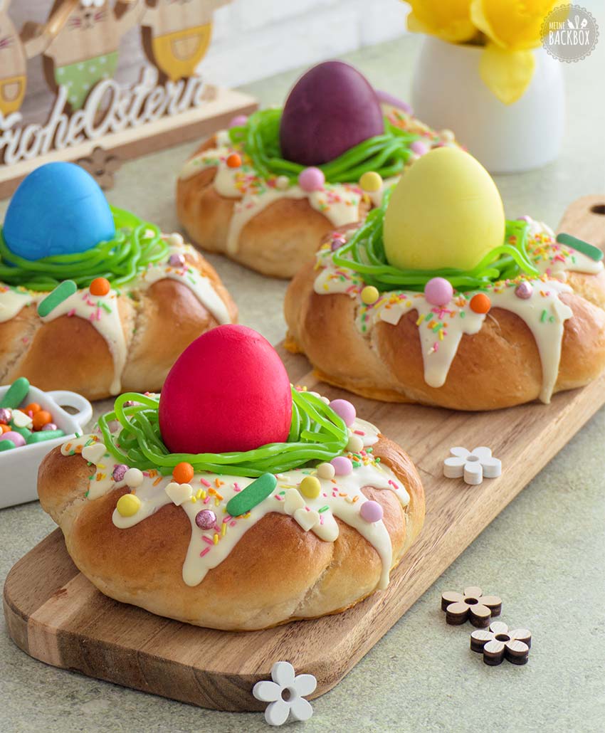 Hefeteig Osternester mit Marzipan Füllung