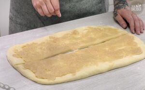 Hefeteig Osternester Rezept: Teig der Länge nach halbieren