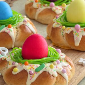Osternester aus Hefeteig mit Marzipan