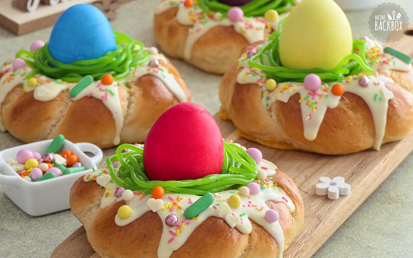 Osternester aus Hefeteig mit Marzipan