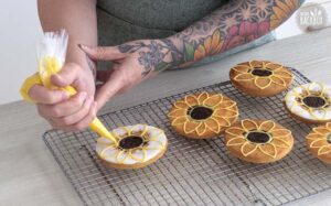 Sonnenblumen Amerikaner Rezept: mit Royal Icing Sonnenblumen aufmalen
