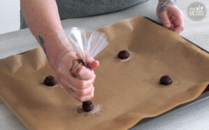 Sonnenblumen Amerikaner Rezept: Schokopudding-Tupfen aufspritzen