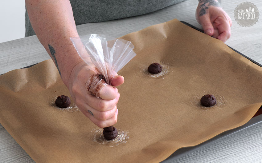 Sonnenblumen Amerikaner Rezept: Schokopudding-Tupfen aufspritzen