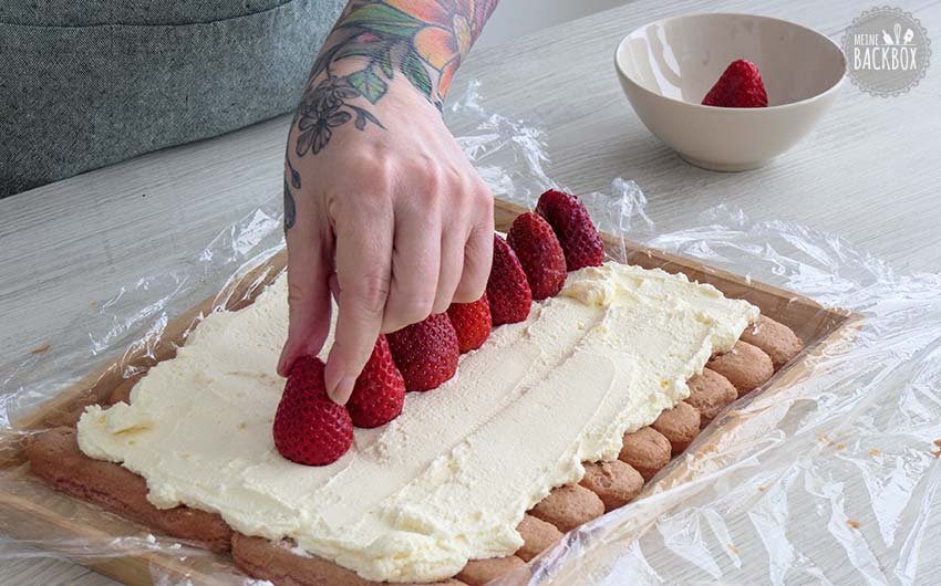 Erdbeer Tiramisurolle Rezept: Erdbeeren in die Mitte setzen