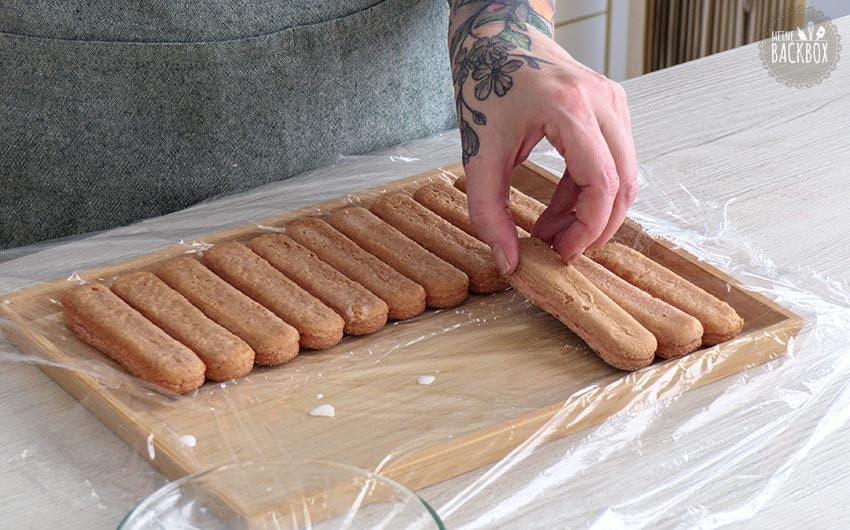 Erdbeer Tiramisurolle Rezept: Löffelbiskuits in zwei Reihen legen