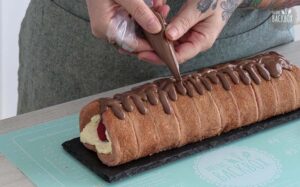 Erdbeer Tiramisurolle Rezept: mit Schoko-Drip verzieren