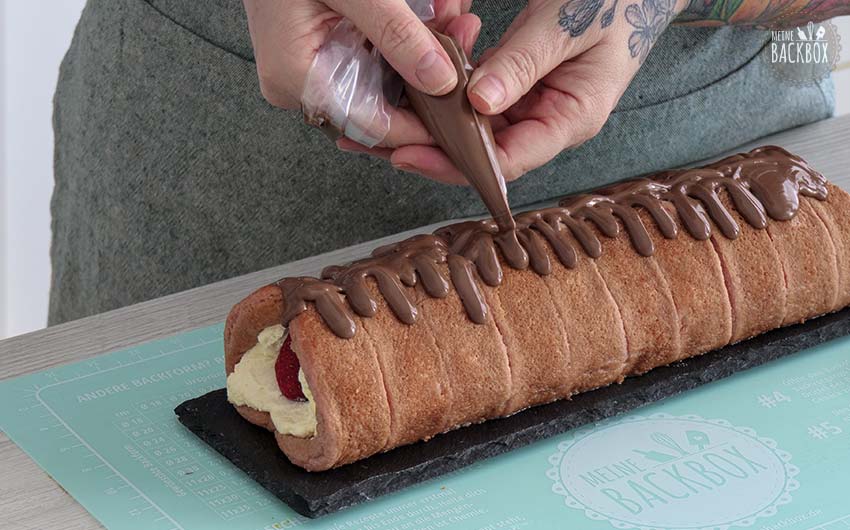 Erdbeer Tiramisurolle Rezept: mit Schoko-Drip verzieren