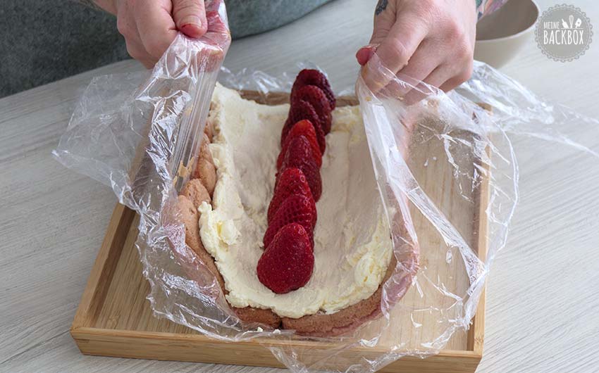 Erdbeer Tiramisurolle Rezept: Rolle formen
