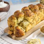 Herzhaftes Monkey Bread mit Bärlauch-Pesto