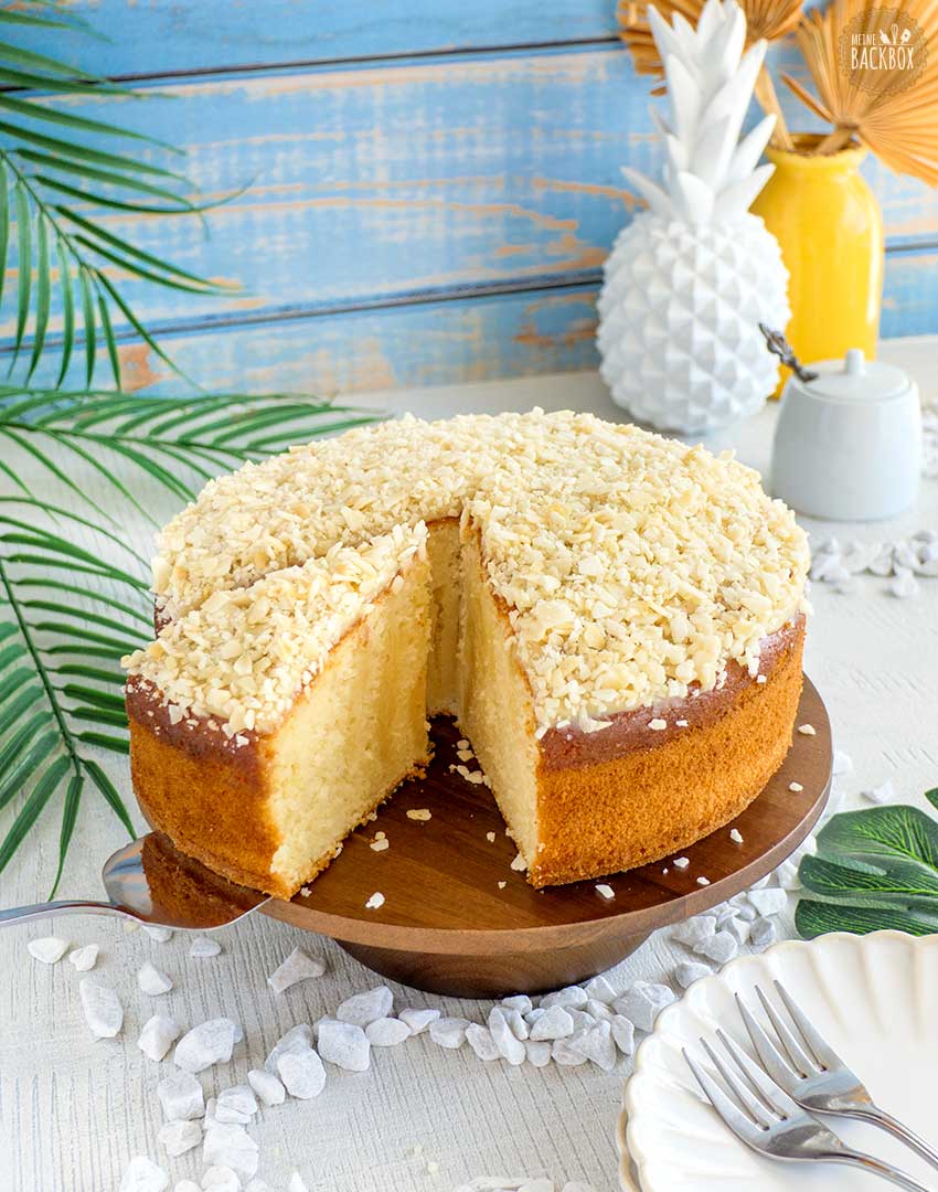 Bolo de Coco – brasilianischer Kokoskuchen mit Ananas-Kokoschips