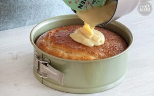 Bolo de Coco Rezept: Kokoscreme auf Kuchen verteilen