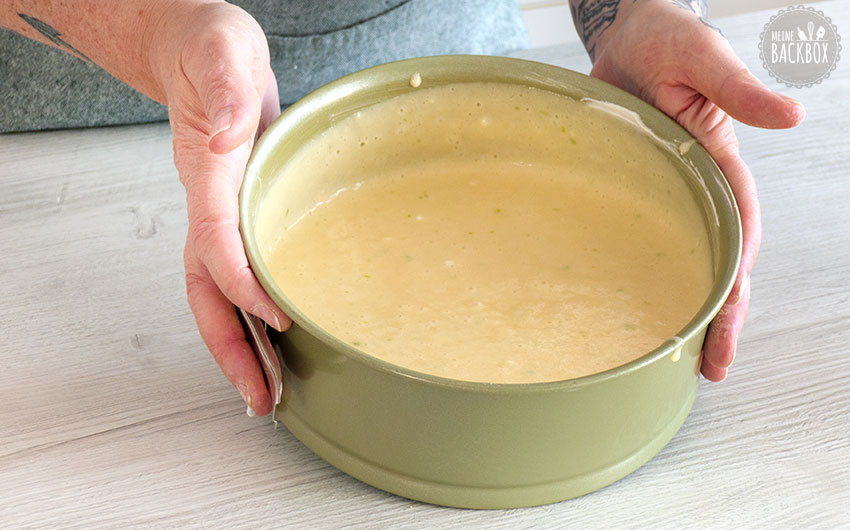 Bolo de Coco Rezept: Teig in Form schwenken