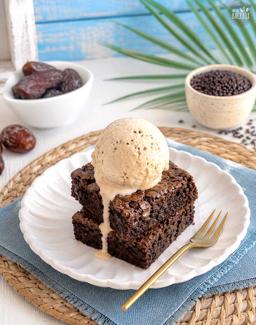Fudgy Milchreis-Brownies mit selbstgemachtem Datteleis
