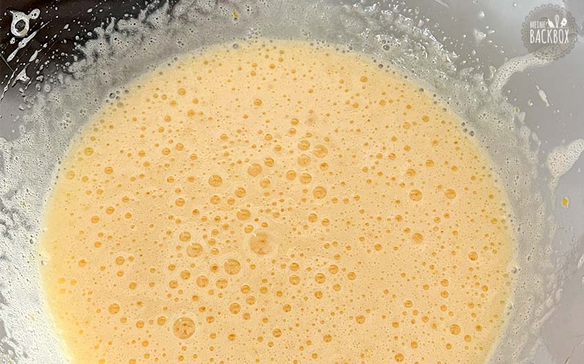 Milchreis Brownies Rezept: Eier und Zucker schaumig schlagen