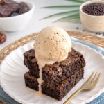 Milchreis-Brownies mit selbstgemachtem Datteleis