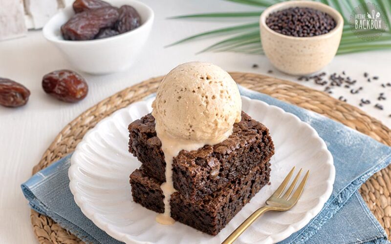 Milchreis-Brownies mit selbstgemachtem Datteleis