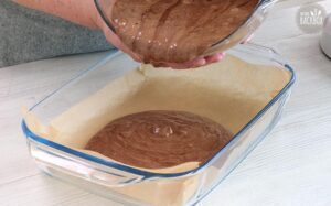 Milchreis Brownies Rezept: Teig in Form füllen